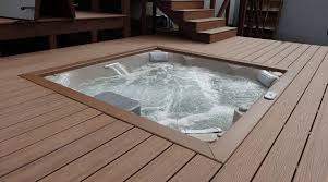 L’installation d’un jacuzzi.